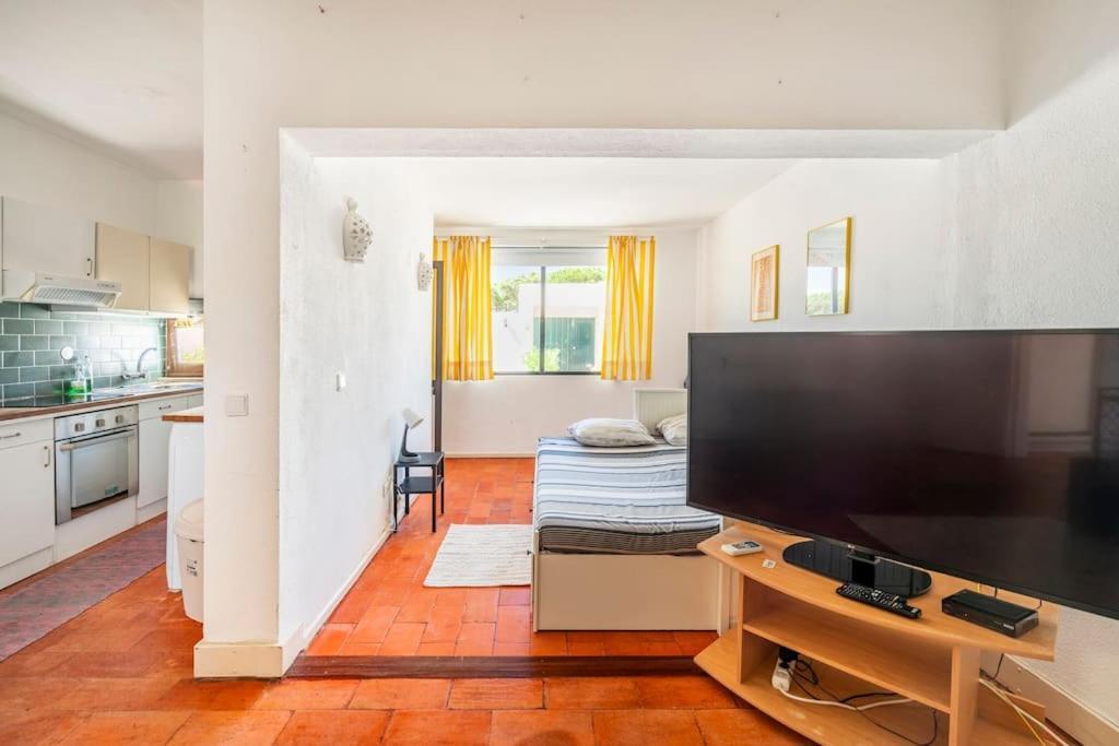 Sunny Villa With Golf Front View 빌라모라 외부 사진